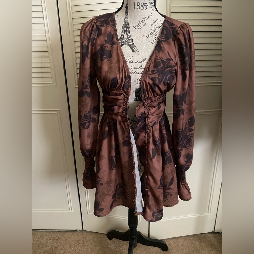 Pretty Little Thing brown cinched waist floral digital rose dress button down - Picture 3 of 17